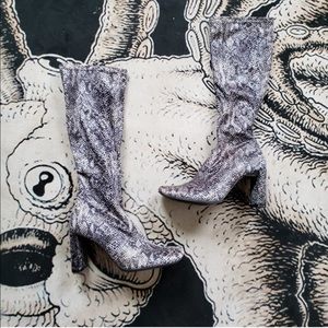 🔥 NWOT Snakeskin heeled boots